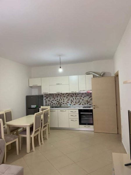 Tirane, jepet me qera apartament 1+1+BLK Kati 2, 70 m² 300 Euro (prane KMY-se)