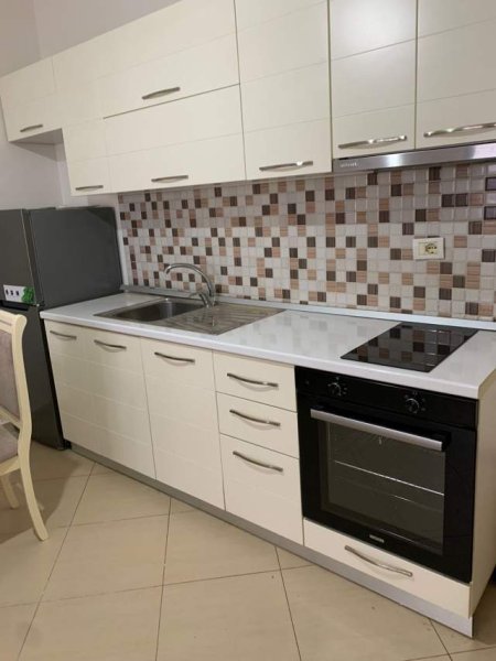 Tirane, jepet me qera apartament 1+1+BLK Kati 2, 70 m² 300 Euro (Yzberisht)
