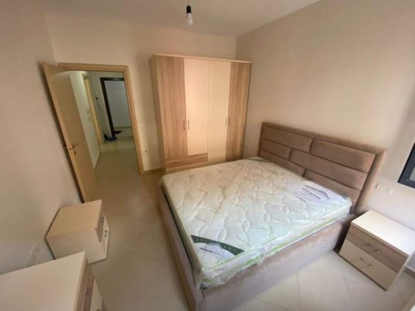 Tirane, jepet me qera apartament 1+1+BLK Kati 2, 70 m² 300 Euro (prane KMY-se)