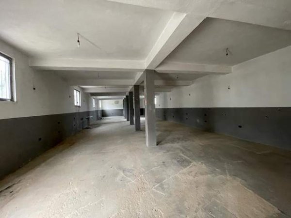 Tirane, jepet me qera magazine Kati 0, 400 m² 1.000 Euro (Tufine)