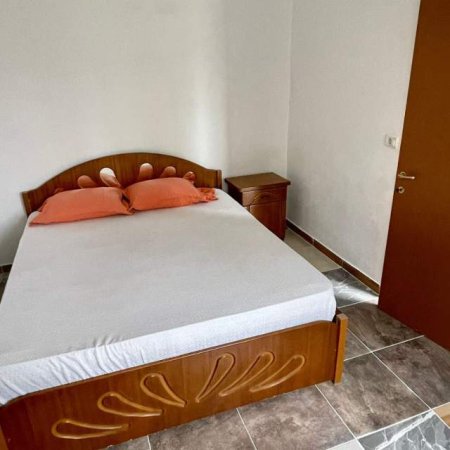 Tirane, jepet me qera shtepi 2+1 Kati 1, 90 m² 290 Euro (Rruga 5 Maji)