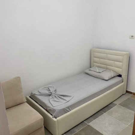 Tirane, jepet me qera shtepi 2+1 Kati 1, 90 m² 290 Euro (Rruga 5 Maji)