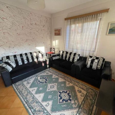 Tirane, jepet me qera apartament 1+1+BLK Kati 1, 60 m² 300 Euro (Rruga e Elbasanit)