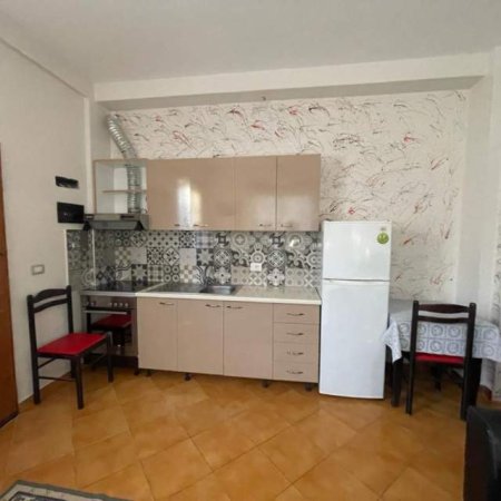 Tirane, jepet me qera apartament 1+1+BLK Kati 1, 60 m² 300 Euro (Rruga e Elbasanit)