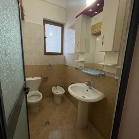 Tirane, jepet me qera apartament 1+1+BLK Kati 1, 60 m² 300 Euro (Rruga e Elbasanit)