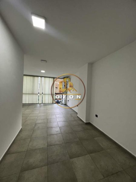 Tirane, jepet me qera ambjent biznesi Kati 2, 30 m² 28.000 Leke (RRUGA MUHAMET GJOLLESHA)