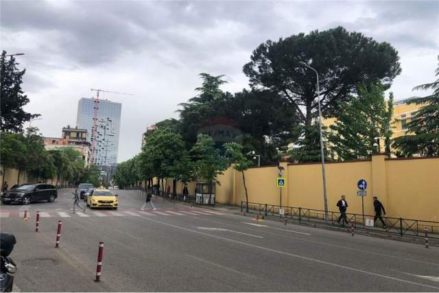 Tirane, jepet me qera ambjent biznesi 97 m² 700 Euro (rruga elbasanit)