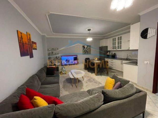 Tirane, jepet me qera apartament 2+1 Kati 3, 95 m² 400 Euro (Unaza E Re Astir)