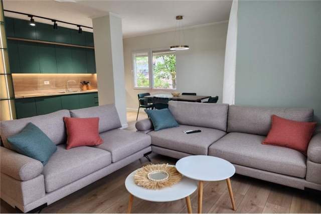 Tirane, jepet me qera apartament 100 m² 900 Euro (komuna e parisit)