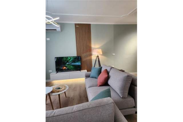 Tirane, jepet me qera apartament 100 m² 900 Euro (komuna e parisit)