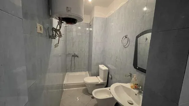 Tirane, jepet me qera apartament 1+1 Kati 5, 50 m² 40.000  (Rruga "Idriz Dollaku")