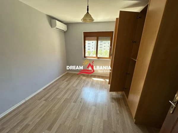 Tirane, shitet apartament 3+1 Kati 4, 85 m² 125.000 € (Allias prane Katrorit)