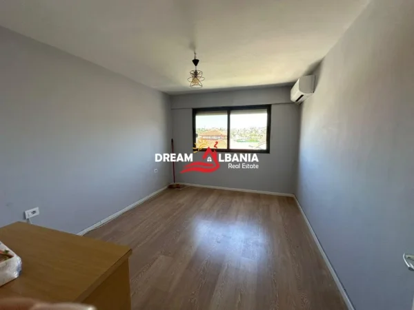 Tirane, shitet apartament 3+1 Kati 4, 85 m² 125.000 € (Allias prane Katrorit)