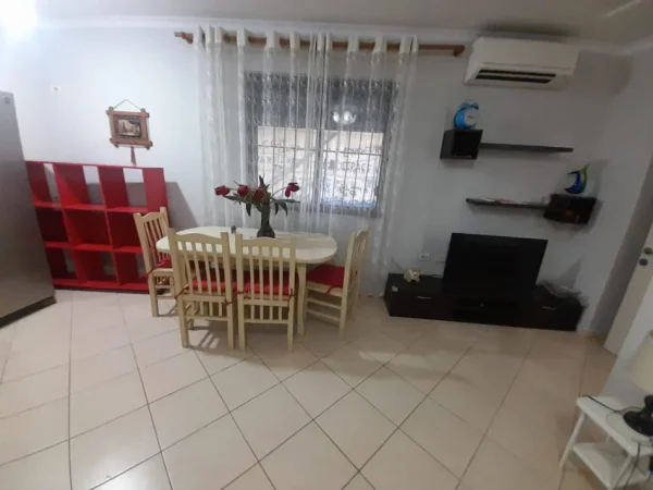 Tirane, jepet me qera apartament 1+1 Kati 1, 75 m² 350 € (Fresk)