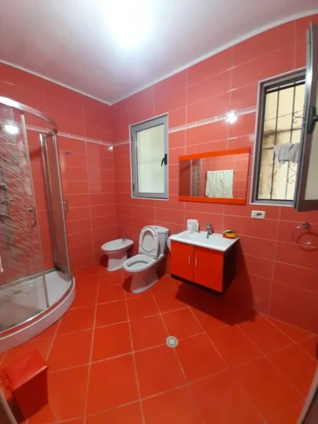 Tirane, jepet me qera apartament 1+1 Kati 1, 75 m² 350 € (Fresk)
