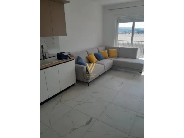 Tirane, jepet me qera apartament 2+1+Aneks+Ballkon Kati 4, 95 m² 500 € (UNIVERS CITY)