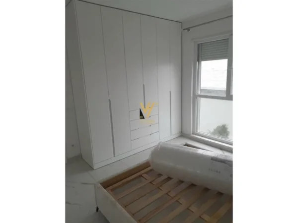 Tirane, jepet me qera apartament 2+1+Aneks+Ballkon Kati 4, 95 m² 500 € (UNIVERS CITY)