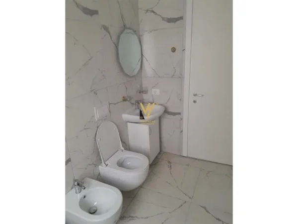 Tirane, jepet me qera apartament 2+1+Aneks+Ballkon Kati 4, 95 m² 500 € (UNIVERS CITY)
