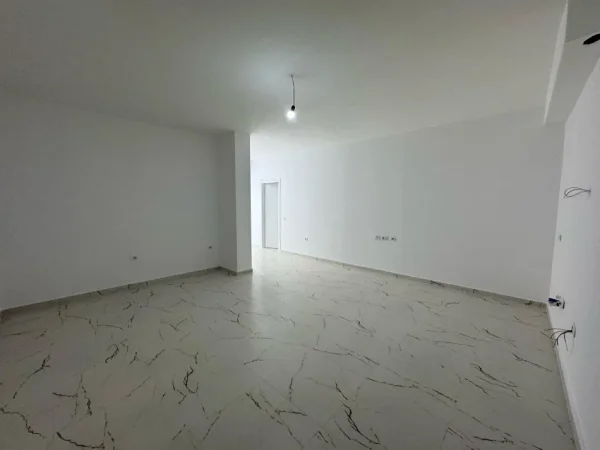 Tirane, jepet me qera ambjent biznesi Kati 3, 90 m² 850 € (Mine peza, Kafe flora)