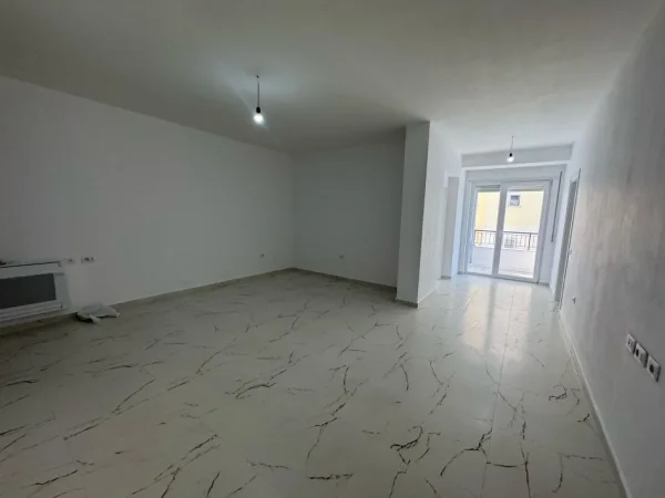Tirane, jepet me qera ambjent biznesi Kati 3, 90 m² 850 € (Mine peza, Kafe flora)