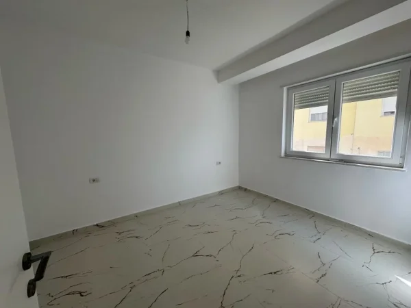 Tirane, jepet me qera ambjent biznesi Kati 3, 90 m² 850 € (Mine peza, Kafe flora)