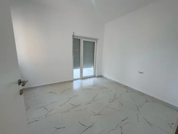 Tirane, jepet me qera ambjent biznesi Kati 3, 90 m² 850 € (Mine peza, Kafe flora)