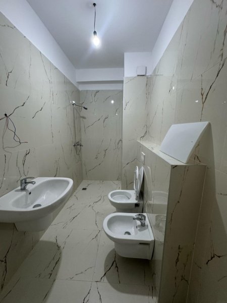 Tirane, jepet me qera ambjent biznesi Kati 3, 90 m² 850 € (Mine peza, Kafe flora)