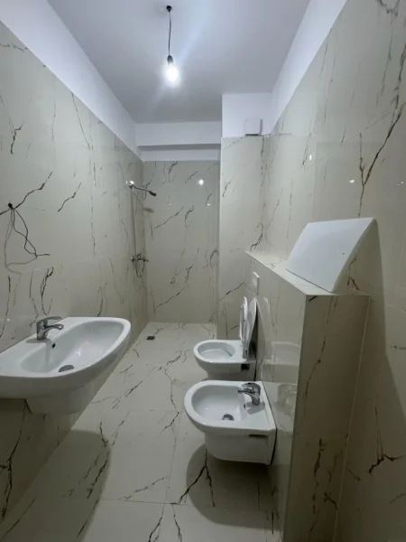 Tirane, jepet me qera ambjent biznesi Kati 3, 90 m² 850 € (Mine peza, Kafe flora)