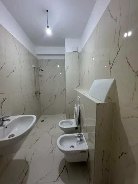 Tirane, jepet me qera ambjent biznesi Kati 3, 90 m² 850 € (Mine peza, Kafe flora)
