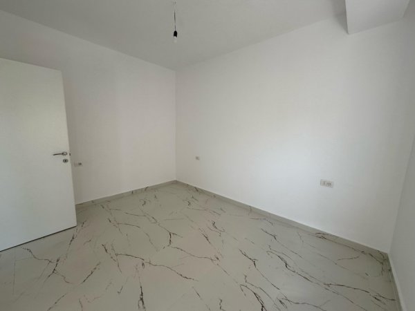 Tirane, jepet me qera ambjent biznesi Kati 3, 90 m² 850 € (Mine peza, Kafe flora)