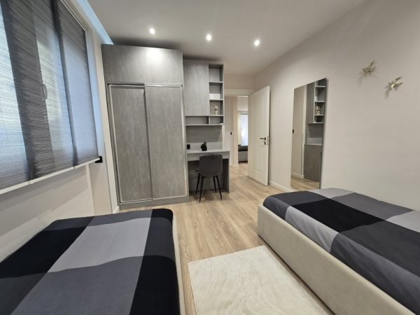 Tirane, jepet me qera apartament 2+1 Kati 4, 120 m² 1.500 € 