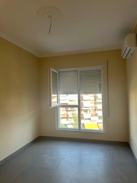 Tirane, jepet me qera apartament 1+1 , 550 € (astir)