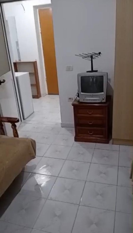 Tirane, jepet me qera apartament 1+1 Kati 1, 300 € 