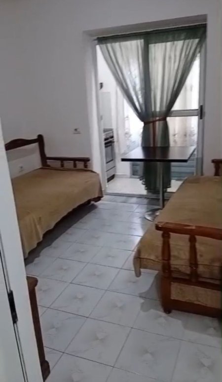 Tirane, jepet me qera apartament 1+1 Kati 1, 300 € 