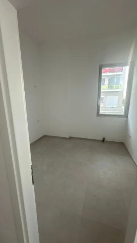 Tirane, jepet me qera apartament 1+1 Kati 1, 350 € (astir)