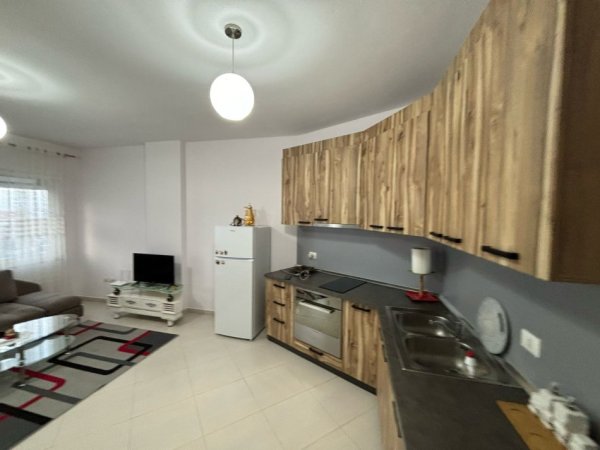 Tirane, jepet me qera apartament 1+1 Kati 7, 500 € (yzberisht)