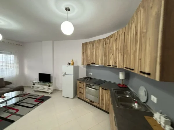 Tirane, jepet me qera apartament 1+1 Kati 7, 500 € (yzberisht)