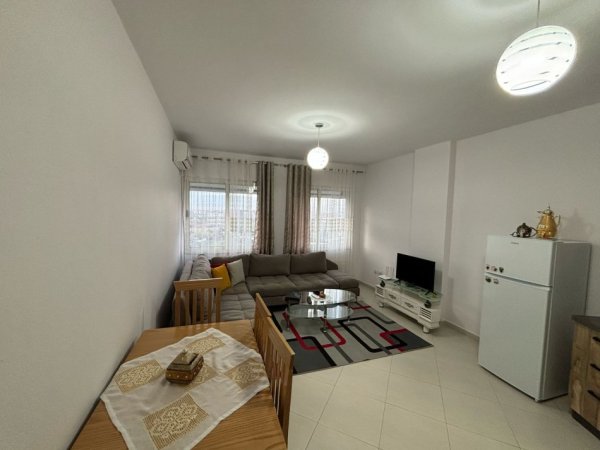 Tirane, jepet me qera apartament 1+1 Kati 7, 500 € (yzberisht)