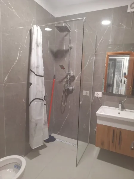 Tirane, jepet me qera apartament 2+1 Kati 1, 80 m² 550 € (21 Dhjetori ,Ish Parku)