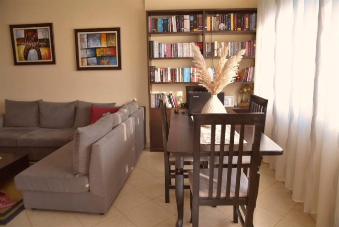 Tirane, jepet me qera apartament 1+1+Ballkon Kati 5, 72 m² 370 € (FRESKU)