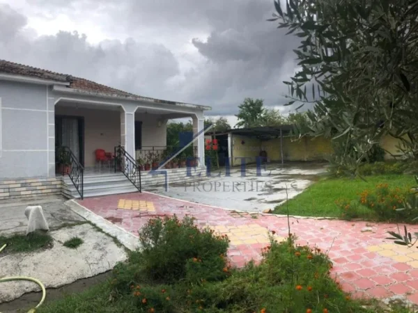 Tirane, shitet toke , 2.000 m² 100.000 € (2000)