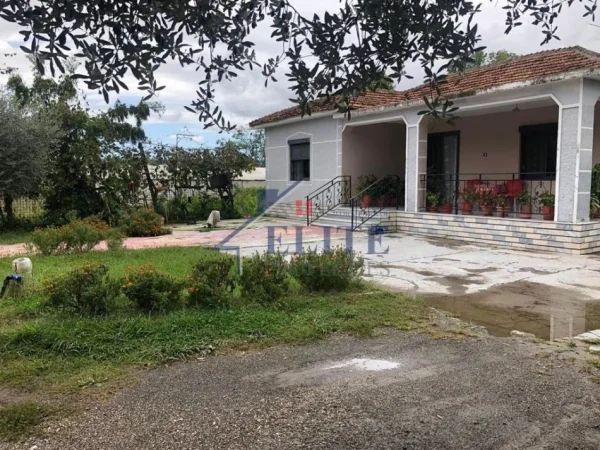 Tirane, shitet toke , 2.000 m² 100.000 € (2000)