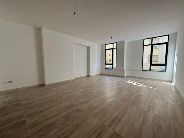 Tirane, jepet me qera ambjent biznesi Kati 1, 82 m² 1.300 € (Kafe flora)