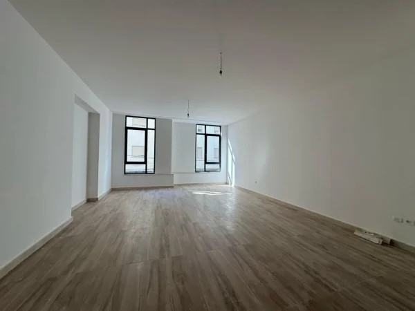 Tirane, jepet me qera ambjent biznesi Kati 1, 82 m² 1.300 € (Kafe flora)