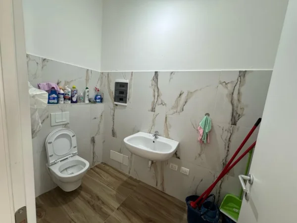 Tirane, jepet me qera ambjent biznesi Kati 1, 82 m² 1.300 € (Kafe flora)