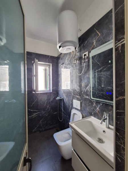 Tirane, jepet me qera apartament 1+1 Kati 2, 30 m² 250 € (Qytet Studenti)