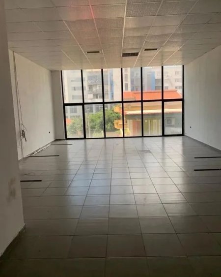 Tirane, jepet me qera ambjent biznesi Kati 1, 200 m² 1.000 € (YZBERISHT)