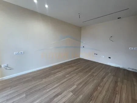 Tirane, shitet apartament 2+1+Ballkon Kati 3, 90 m² 165.000 € (Kompleksi Golden Park)