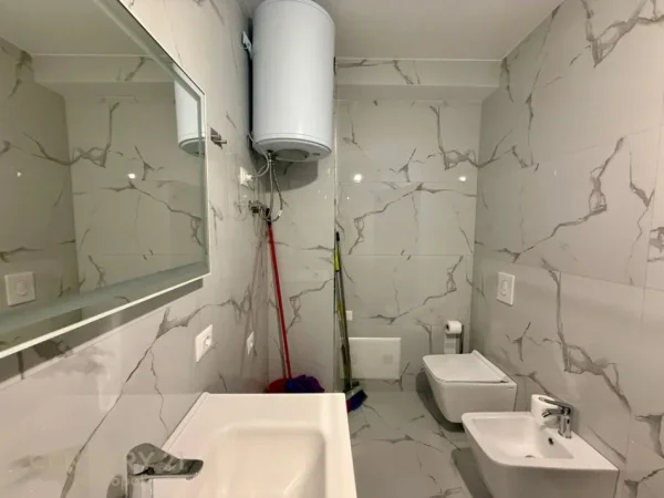Tirane, jepet me qera apartament 1+1 Kati 5, 70 m² 500 € (Rruga "Robert Zhvarc")