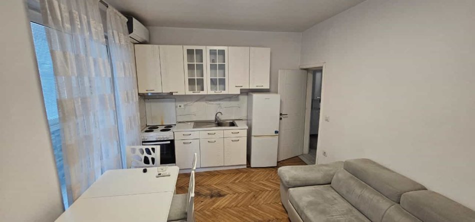 Tirane, jepet me qera apartament Kati 2, 65 m² 550 € (rruga barrikadave)